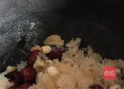 Illustration of how to make healthy and slimming white fungus soup 6