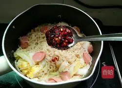 Illustration of how to make spicy fried noodles with ham sausage 10