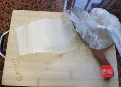 Illustration of how to make fried wonton skin 1