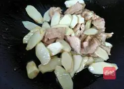 Illustration of how to make fried yam with sliced meat 8