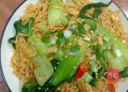 Illustration of how to make stir-fried noodles with vegetables and eggs 4
