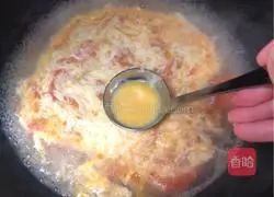 Illustration of how to make tomato and egg drop soup 3
