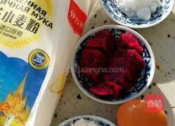 Illustration of how to make dragon fruit egg pancake 1