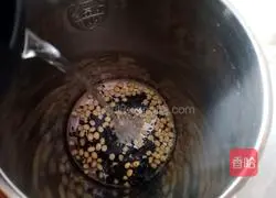Illustration of how to make black rice soy milk 4