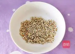 Illustration of how to make beef bone soup with barley, cordyceps, and coconut juice 6