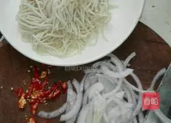 Illustration of how to make spicy noodles 1