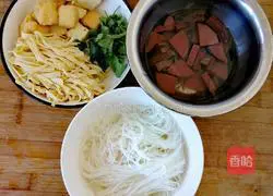 Illustration of how to make duck blood vermicelli soup 1