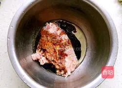 Illustration of how to make pork and leek dumplings 4