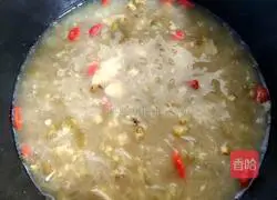 Illustration of how to make mung bean, lily and tremella soup 7