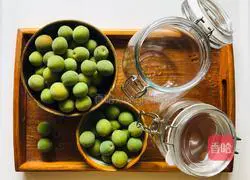 Illustration of how to make green plum wine 1