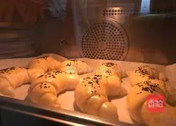 Illustration of how to make croissants 14