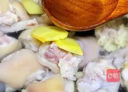 Illustration of how to make pig's trotter soup 3