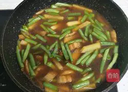 Illustration of how to make braised noodles with pork belly, beans, string beans and potatoes 7