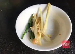 Illustration of how to make vegetables and shredded pork noodles 2