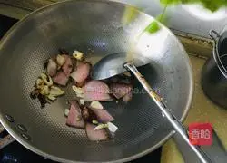 Illustration of how to stir-fry bacon with green pepper 3
