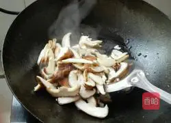 Illustration of how to stir-fry Chinese cabbage with mushrooms 5