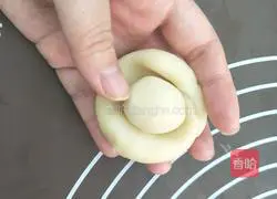 Illustration of how to make the mustard vegetable and fresh meat mooncakes that fall apart in one bite