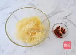 Illustration of how to make white fungus and apple soup 3