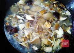 Illustration of how to make mushroom meat soup 11