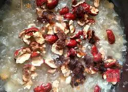 Illustration of how to make longan, red dates, tremella and lotus seed soup 9