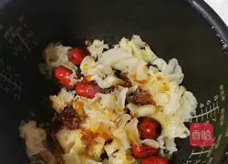 Illustration of how to make Tremella Peach Gum Nourishing and Beauty Soup 10