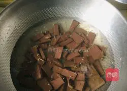 Illustration of how to make duck blood vermicelli and seaweed soup 4