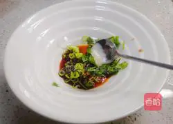 Illustration of how to make hot scallion oil noodle soup 4