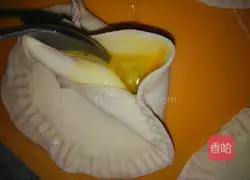 Illustration of how to make mini egg-filled pancakes 7