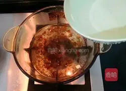 Illustration of how to make peach gum, red date and lily soup 9