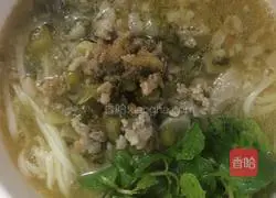 Illustration of how to cook fresh pork noodles in sour soup for five minutes 5