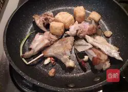 Illustration of how to make fish head bean soup 4