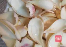 Illustration of how to make rock sugar, snow pear and lily soup 2