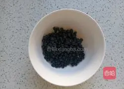 Red dates Illustration of how to make black bean milk 3