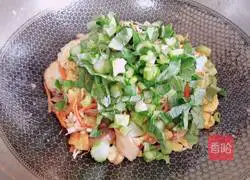 Illustration of how to make sausage and egg fried noodles 12