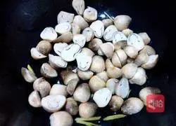 Illustration of how to make straw mushrooms in oyster sauce 4 