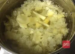 Illustration of how to make yacon lily, tremella, wolfberry and red date syrup 2