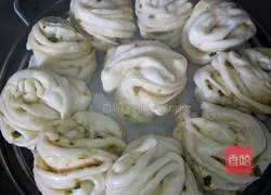 Illustration of how to make crispy cumin flower rolls 6