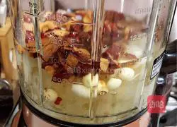 Illustration of how to make red dates, white fungus and lotus seed soup 8