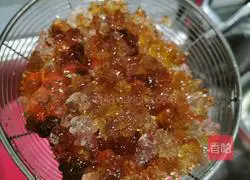 Illustration of how to make peach gum, Sichuan scallops and pear stew 3