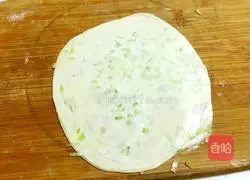 Illustration of how to make dumpling skin green onion cake 6