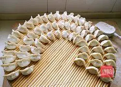 Illustration of how to make pork and leek dumplings 19