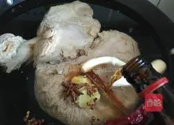 Illustration of how to make minced pork with garlic paste 6