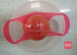 Illustration of how to make egg and persimmon noodles for 8-month-old babies 1