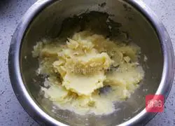 Illustration of how to make potato pancakes with dumpling skin 7