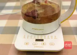 Illustration of how to make longan, red dates and peach gum syrup 4