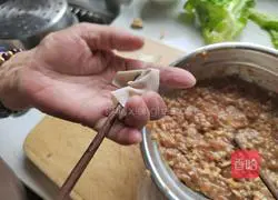 Illustration of how to make small wontons 12