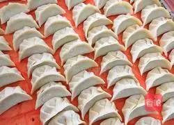 Illustration of how to make carrot, corn and pork dumplings 4