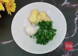 Illustration of how to make salted anchovy steamed minced meat 3