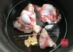 Illustration of how to make yam and peanut tube bone soup 5