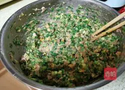 Illustration of how to make fresh meat and prawn dumplings 17